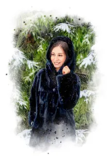 Женский портрет в стиле акварель. На портрете изображена улыбающаяся молодая женщина в роскошной тёмной шубе с капюшоном, которая слегка приподняла руку, будто поправляет мех. На фоне — заснеженные хвойные деревья, создающие атмосферу зимней свежести и уюта, а падающие снежинки добавляют сцене лёгкую сказочность. Художник: Евгения