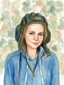 Женский портрет в стиле акварель. На акварельном портрете изображена молодая женщина с лёгкой улыбкой и выразительными голубыми глазами; она одета в синюю толстовку и тёмный ушанковый шлем, который придаёт образу нотку приключенчивости. Фон выполнен мягкими размытыми пятнами в зелёно-бежевых тонах, создавая спокойную и слегка мечтательную атмосферу вокруг героини. Художник: Ирина