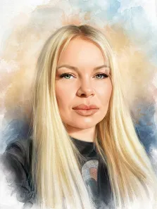 Женский портрет в стиле акварель. На портрете изображена женщина с длинными светлыми волосами и выразительными зелёными глазами; её лицо украшает лёгкая улыбка, а взгляд кажется спокойным и уверенным. Фон выполнен в мягких акварельных тонах — переплетаются оттенки голубого, бежевого и кремового, создавая нежную и гармоничную атмосферу вокруг образа. Художник: Анна