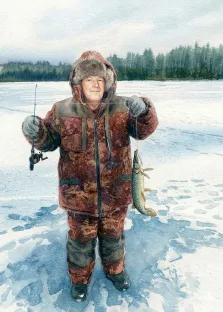 Мужской портрет в стиле акварель. На портрете изображён мужчина в тёплом камуфляжном костюме и меховой шапке, стоящий на замёрзшем озере; в одной руке он держит удочку, в другой — свежепойманную рыбу, на его лице читается спокойная удовлетворённость. На заднем плане виднеется заснеженный пейзаж с густым лесом, создающий атмосферу зимней рыбалки. Художник: Ирина