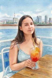 Женский портрет в стиле акварель. На акварельном портрете изображена молодая женщина с длинными тёмными волосами в лёгком голубом платье в полоску, сидящая за деревянным столом у воды; в руке она держит яркий коктейль с долькой апельсина и трубочкой. На фоне — городской пейзаж с высотками и башней, а за спиной героини раскинулось спокойное море под светлым небом с лёгкими облаками. Художник: Ирина