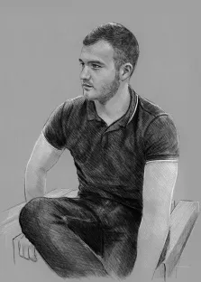 Мужской портрет в стиле карандаш. Алиса
На портрете изображён молодой мужчина с короткой стрижкой и лёгкой щетиной, сидящий в расслабленной позе на скамье — он одет в тёмную футболку-поло с белыми вставками на рукавах и тёмные брюки. Его взгляд направлен в сторону, выражение лица спокойное и задумчивое, а штриховая техника рисунка подчёркивает объём и текстуру одежды и черт лица. Художник: Александра 