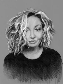 Женский портрет в стиле карандаш. На портрете изображена женщина с объёмными светлыми волнистыми волосами до плеч, одетая в тёмную одежду с округлым вырезом; её лицо выражает лёгкую улыбку, взгляд направлен прямо на зрителя, а штриховка и градации серого создают выразительный объём и глубину изображения. Художник: Александра 