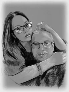 Парный портрет в стиле карандаш. На портрете изображены мужчина и женщина в очках: женщина с длинными тёмными волосами обнимает мужчину, нежно положив руку ему на голову, её взгляд направлен в сторону; мужчина слегка улыбается, его лицо выражает спокойствие и теплоту. Рисунок выполнен в графичной технике с чёткими штриховками, в монохромной гамме. Художник: Александра 