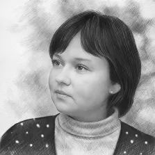 Портрет в стиле карандаш, молодая женщина с короткой стрижкой, одетая в свитер с высоким воротом. Её взгляд направлен в сторону, создавая ощущение задумчивости и спокойствия. Фон выполнен в мягких тонах, что подчёркивает естественность и простоту образа. Художник Татьяна Н