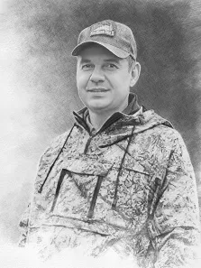 Карандаш, художник Татьяна Мужской портрет в стиле карандаш. На картине изображён мужчина в камуфляжной куртке и кепке, с лёгкой улыбкой на лице. Фон выполнен в мягких тонах, подчёркивающих его образ. Художник Татьяна