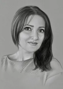 Женский портрет в стиле карандаш. На картине изображён карандашный портрет женщины с короткими тёмными волосами, одетой в простую одежду с округлым вырезом. На шее у неё изящное украшение с крестиком; выражение лица спокойное, с лёгкой полуулыбкой, а фон выполнен в нейтральных серых тонах, подчёркивающих черты модели. Художник Александра