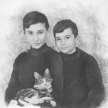 Семейный портрет в стиле карандаш. На картине изображены два мальчика в тёмных свитерах, стоящих рядом и слегка улыбающихся. На руках у одного из них уютно устроилась полосатая кошка, которая внимательно смотрит вперёд; фон выполнен в мягких, размытых оттенках, создающих спокойную атмосферу. Художник Татьяна