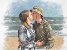 Парный портрет в стиле карандаш. На картине изображена пара, целующаяся на фоне морского побережья: мужчина в камуфляжной одежде и панаме обнимает женщину в клетчатой рубашке. Волны и песчаный пляж на заднем плане создают романтическую и спокойную атмосферу сцены. Художник Татьяна