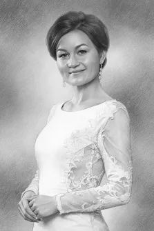 Женский портрет в стиле карандаш. На рисунке изображён портрет женщины в элегантном светлом платье с кружевными узорами на рукавах; её волосы аккуратно уложены, а на ушах — изящные серьги. Женщина слегка улыбается, её поза спокойна и грациозна, фон выполнен в мягких, размытых оттенках, подчёркивающих утончённость образа. Художник Антонина