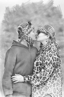 Парный портрет в стиле карандаш. На портрете изображены двое людей, нежно целующихся в щёку: мужчина в худи и клетчатом платке, женщина — в одежде с леопардовым принтом и аналогичном платке, с серьгой в ухе. Размытый фон с графическими штрихами подчёркивает интимность момента, а чёрно-белая гамма придаёт снимку особую выразительность и ностальгическую атмосферу. Художник: Татьяна 