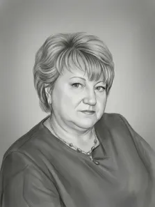 Женский портрет в стиле карандаш. На портрете изображена женщина средних лет с аккуратной причёской и мягкими чертами лица, одетая в простую блузу и украшенная изящным ожерельем. Её взгляд спокоен и немного задумчив, а монохромная гамма рисунка подчёркивает сдержанность и достоинство образа. Художник: Ирина