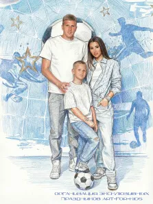 Семейный портрет в стиле карандаш. На портрете изображена семья из трёх человек — мужчина, женщина и мальчик — на фоне стилизованного футбольного декора с силуэтами игроков, звёздами и большим мячом. Все члены семьи одеты в повседневную одежду светлых тонов, мальчик сидит между родителями, а у их ног лежит футбольный мяч, подчёркивая спортивную тематику композиции. Художник: Ирина