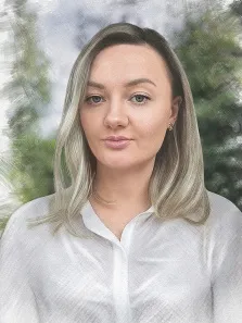 Женский портрет в стиле карандаш. На портрете изображена женщина с светло-русыми волосами средней длины, одетая в светлую блузку; её взгляд спокоен и доброжелателен, губы слегка изогнуты в мягкой улыбке. Фон выполнен в размытых зелёно-голубых тонах, создающих ощущение лёгкости и природной гармонии. Художник: Татьяна 