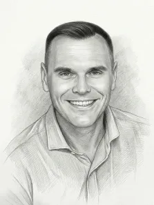 Мужской портрет в стиле карандаш. На портрете изображён улыбающийся мужчина с короткой аккуратной стрижкой, одетый в рубашку с воротником; его лицо выражает искреннюю радость и открытость. Художник мастерски передал игру света и тени, проработав детали черт лица и текстуры одежды с помощью тонких карандашных штрихов. Художник: Ирина