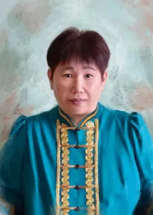 Мужской портрет под масло. На портрете изображена женщина с короткими тёмными волосами, одетая в яркий бирюзовый традиционный костюм с золотой отделкой и декоративными пуговицами. Фон выполнен в мягких пастельных тонах, создающих спокойную и гармоничную атмосферу. Художник: Александра 