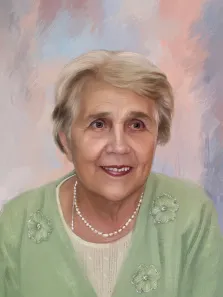 Женский портрет под масло. На портрете изображена пожилая женщина с короткими светлыми волосами, в светло-зелёном кардигане с цветочными украшениями и жемчужном ожерелье; её лицо озаряет тёплая улыбка, а взгляд направлен немного вверх. Фон выполнен в мягких пастельных тонах с размытыми мазками розового и голубого цвета. Художник: Александра 