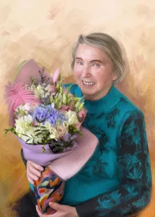 Женский портрет под масло. На портрете изображена улыбающаяся пожилая женщина с короткими светлыми волосами, одетая в бирюзовый свитер с цветочным узором. Она держит в руках пышный букет цветов в сиреневой упаковке, а фон выполнен в тёплых бежево-золотистых тонах, создающих уютную атмосферу. Художник:ок Александра 