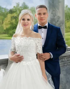 Парный портрет под масло. На портрете запечатлена молодая пара в свадебных нарядах: невеста в пышном белом платье с открытыми плечами, украшенным кружевом, с аккуратной причёской и фатой, а жених — в элегантном тёмно-синем костюме, белой рубашке и чёрном бабочке. Они стоят близко друг к другу на фоне размытого пейзажа с зеленью и водоёмом, излучая радость и гармонию. Художник: Антонина