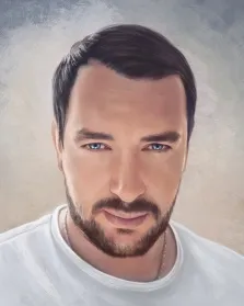 Мужской портрет под масло. На портрете изображён мужчина с аккуратно уложенными тёмными волосами, ухоженной бородой и усами, его выразительные голубые глаза смотрят прямо вперёд. Он одет в простую белую футболку, на шее видна тонкая цепочка; фон выполнен в мягких серо-бежевых тонах, подчёркивающих черты лица. Художник: Антонина