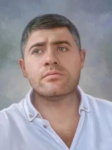 Мужской портрет под масло. На портрете изображён мужчина с короткими тёмными волосами и лёгкой щетиной, одетый в светлую рубашку с расстёгнутым воротом; его взгляд устремлён вверх и в сторону, выражая задумчивость и лёгкую настороженность. Фон выполнен в мягких серо-голубых тонах, подчёркивающих серьёзность образа. Художник: Антонина