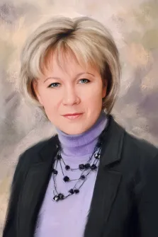 Женский портрет под масло. На портрете изображена женщина с короткими светлыми волосами, одетая в чёрный пиджак поверх сиреневого свитера с высоким горлом; на шее — многослойное чёрное ожерелье с геометрическими элементами. Фон выполнен в мягких пастельных тонах с размытыми мазками, создающими лёгкую и элегантную атмосферу. Художник: Александра 