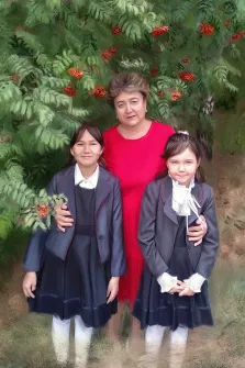 Семейный портрет под масло. На портрете изображена женщина в ярко-красном платье, стоящая между двумя девочками в тёмных школьных платьях с белыми воротничками; все трое позируют на фоне зелёных кустов с красными ягодами. Лица персонажей спокойны, композиция передаёт тёплую семейную атмосферу. Художник: Александра 