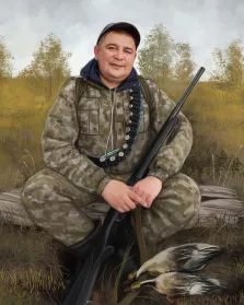 Мужской портрет под масло. На портрете изображён улыбающийся мужчина в камуфляжной одежде и кепке, сидящий на бревне с ружьём на коленях; через грудь у него переброшен патронташ с патронами. У его ног лежат две подстреленные птицы, а на фоне виднеется лесистая местность с жёлто-зелёной травой и деревьями. Художник: Антонина