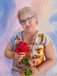 Женский портрет под масло. На портрете изображена женщина с короткими светлыми волосами, в очках и лёгкой блузе с цветочным принтом; в руках она держит ярко-красную розу. Фон выполнен в мягких пастельных тонах с плавными переходами голубого и розового, создающими лёгкую и тёплую атмосферу. Художник: Александра 