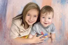 Парный портрет в стиле под масло. На портрете изображены двое детей — девочка с длинными светло-русыми волосами в светлой кофте и малыш в серой футболке с ярким рисунком; они сидят очень близко друг к другу, улыбаются и смотрят прямо на зрителя. Фон выполнен в мягких пастельных тонах с размытыми мазками голубого, розового и бежевого, что создаёт тёплую и уютную атмосферу. Художник: Александра 