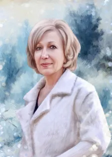 Женский портрет под масло. На портрете изображена женщина с аккуратной причёской из светло-русых волос, одетая в элегантную светлую шубу; её лицо украшает мягкая, доброжелательная улыбка, а взгляд направлен прямо на зрителя. Фон выполнен в холодных голубых и белых тонах с размытыми очертаниями деревьев, создающими ощущение зимней свежести и лёгкости. Художник: Александра 