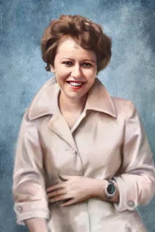 Женский портрет под масло. На портрете изображена улыбающаяся женщина с короткими волнистыми каштановыми волосами, одетая в светлый плащ с широким воротником; на её запястье видны крупные часы. Фон выполнен в приглушённых голубых тонах, подчёркивающих доброжелательное и открытое выражение лица модели. Художник: Александра 