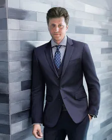 Мужской портрет под масло. На портрете изображён мужчина в тёмно-синем деловом костюме, полосатой рубашке и галстуке с узором, который уверенно прислонился к стене, выложенной серыми плитками. Его поза расслаблена, но выразительный взгляд и аккуратная причёска подчёркивают серьёзность и элегантность образа. Художник: Лариса