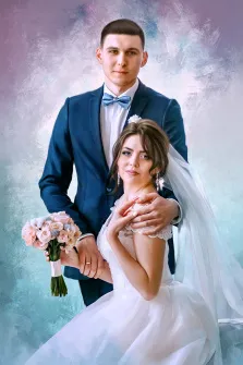 Парный портрет под масло. На портрете запечатлены жених и невеста: жених в элегантном тёмно-синем костюме с голубой бабочкой стоит позади невесты, нежно обнимая её за плечи, а невеста — в пышном белом свадебном платье с фатой, с букетом нежно-розовых роз в руках, слегка улыбается и смотрит в сторону. Фон выполнен в мягких пастельных тонах с размытыми мазками, создающими романтическую и торжественную атмосферу. Художник: Лариса