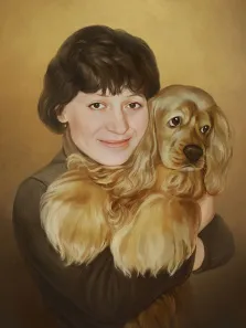 Женский портрет под масло. На портрете изображена женщина с короткими тёмными волосами в тёмном свитере, нежно обнимающая пушистого английского кокер-спаниеля с длинной золотистой шерстью. Тёплый золотисто-коричневый фон подчёркивает мягкость и душевность сцены, а мягкие улыбки героини и спокойное выражение морды собаки создают атмосферу уюта и привязанности. Художник: Антонина