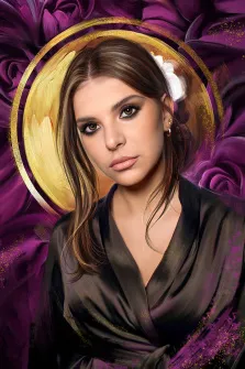 Женский портрет под масло. На портрете изображена молодая женщина с длинными каштановыми волосами, украшенными белым цветком; она одета в тёмный шёлковый халат, её взгляд прямой и немного задумчивый. Фон выполнен в насыщенных фиолетовых тонах с изображением роз и золотым ореолом за головой, что придаёт образу торжественность и художественную выразительность. Художник: Лариса