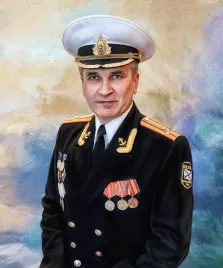 Мужской портрет под масло. На портрете изображён морской офицер в парадной форме — в тёмном кителе с золотыми погонами и эмблемами, белой фуражке с кокардой; на груди — ряд медалей и орденов, на рукаве — шеврон с надписью «Россия. Военно-морской флот». Фон выполнен в мягких акварельных тонах с размытыми морскими мотивами, подчёркивающими служебную принадлежность героя. Художник: Александра 