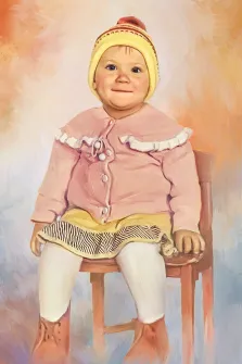 Детский портрет под масло.На портрете изображена улыбающаяся малышка в жёлтой вязаной шапочке с помпоном, розовой кофточке с белыми рюшами, полосатой юбке, белых колготках и коричневых ботиночках. Она сидит на деревянном стуле на фоне мягких пастельных мазков, создающих тёплую и уютную атмосферу. Художник: Анастасия 
