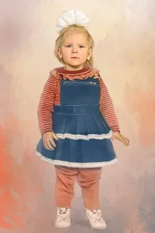 Детский портрет под масло. На портрете изображена маленькая девочка в полосатой кофте, тёмно-синем сарафане с белой кружевной отделкой и розовых брюках, на голове — большой белый бант. Её выражение лица серьёзное, поза прямая, фон выполнен в мягких пастельных тонах. Художник: Анастасия 