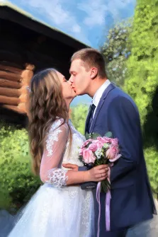 Парный портрет в стиле под масло. Алиса
На свадебном портрете запечатлена целующаяся пара: невеста в изысканном белом платье с кружевными рукавами держит букет нежно-розовых роз, а жених одет в строгий тёмно-синий костюм с галстуком. На фоне — бревенчатая постройка и густая зелёная листва, создающие атмосферу уюта и природной гармонии. Художник: Александра 