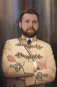 Мужской портрет под масло. На портрете изображён мужчина с аккуратной бородой и короткой стрижкой, в светлом мундире с декоративными шнурами, скрестивший руки на груди; фон выполнен в приглушённых, размытых тонах, создающих торжественную атмосферу. Художник: Антонина