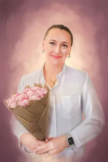 Женский портрет под масло. На портрете изображена улыбающаяся женщина в белой рубашке, с аккуратно собранными волосами; она держит букет нежно-розовых пионов, завернутых в коричневую бумагу с надписями. Её образ дополняют золотые серьги, изящное ожерелье, умные часы на запястье и кольцо на руке, а фон выполнен в мягких розовато-лиловых тонах, создающих тёплую и доброжелательную атмосферу. Художник: Павел 