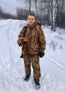 Под масло, художник Александра Мужской портрет в стиле маслом. Мужчина в камуфляжной одежде, стоящий на заснеженной дороге в зимнем лесу. Художник Александра