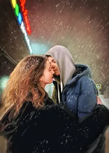 Портрет в стиле маслом,  двое людей обнимаются под снегом, их лица близко друг к другу, что создаёт ощущение тепла и близости. Фон украшен яркими неоновыми огнями, которые контрастируют с белым снегом, добавляя картине атмосферу романтики и уюта. Художник Александра