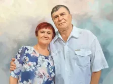 Парный портрет под масло. На картине изображены мужчина и женщина, стоящие рядом. Мужчина одет в светлую рубашку, а женщина — в платье с цветочным узором, что создаёт ощущение тепла и уюта. Художник Анна