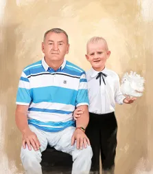 На картине изображены мужчина и мальчик. Фон выполнен в бежевых тонах с мазками, имитирующими живопись. Под масло, художник Анастасия Ко