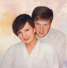 Парный портрет под масло. На картине изображена пара, выполненная в стиле портретной живописи. Женщина с короткой стрижкой и мягкой улыбкой стоит впереди, а мужчина обнимает её сзади, создавая атмосферу близости и гармонии. Художник Екатерина