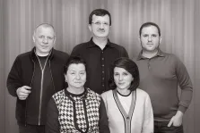 Под масло, художник Антонина На изображении черно-белый групповой портрет пяти человек. Трое мужчин стоят сзади, две женщины - впереди. Под масло, художник Антонина