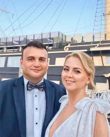 Под масло, художник Софья У На изображении изображены мужчина и женщина на фоне корабля. Под масло, художник Софья У