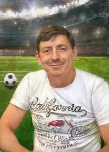 Под масло, художник Анна М На изображении представлен портрет мужчины среднего возраста. У него короткие каштановые волосы и светлая кожа. Он одет в белую футболку с принтом, на котором написано "California 1976" и изображен мотоцикл. Под масло, художник Анна М